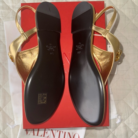 VLOGO CHAIN METALLIC NAPPA
FLAT THONG SANDALS